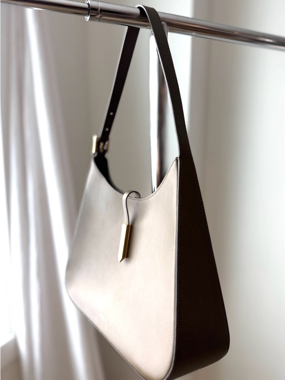 DeMellier taupe shoulder bag with gold hardware - Picture 5 of 6